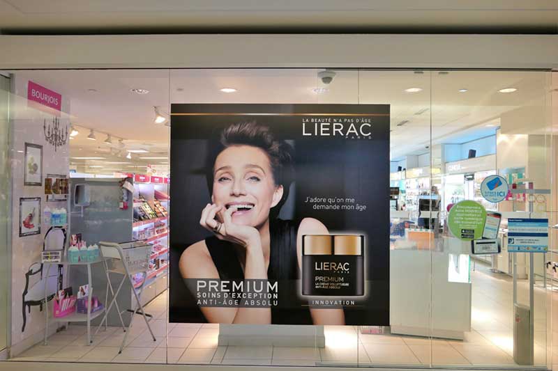 Vitrine promotionnelle pour les produits LIERAC