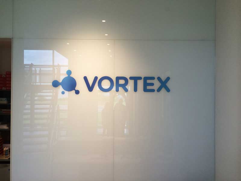 Logo murale en acrylique pour Vortex